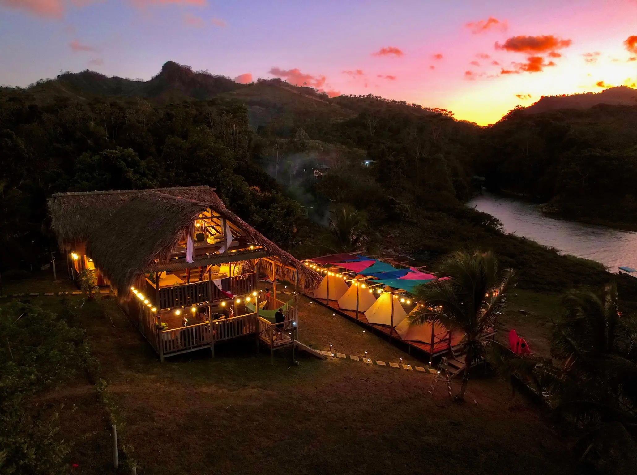 Vista aérea del ecolodge al atardecer sobre el Lago Bayano