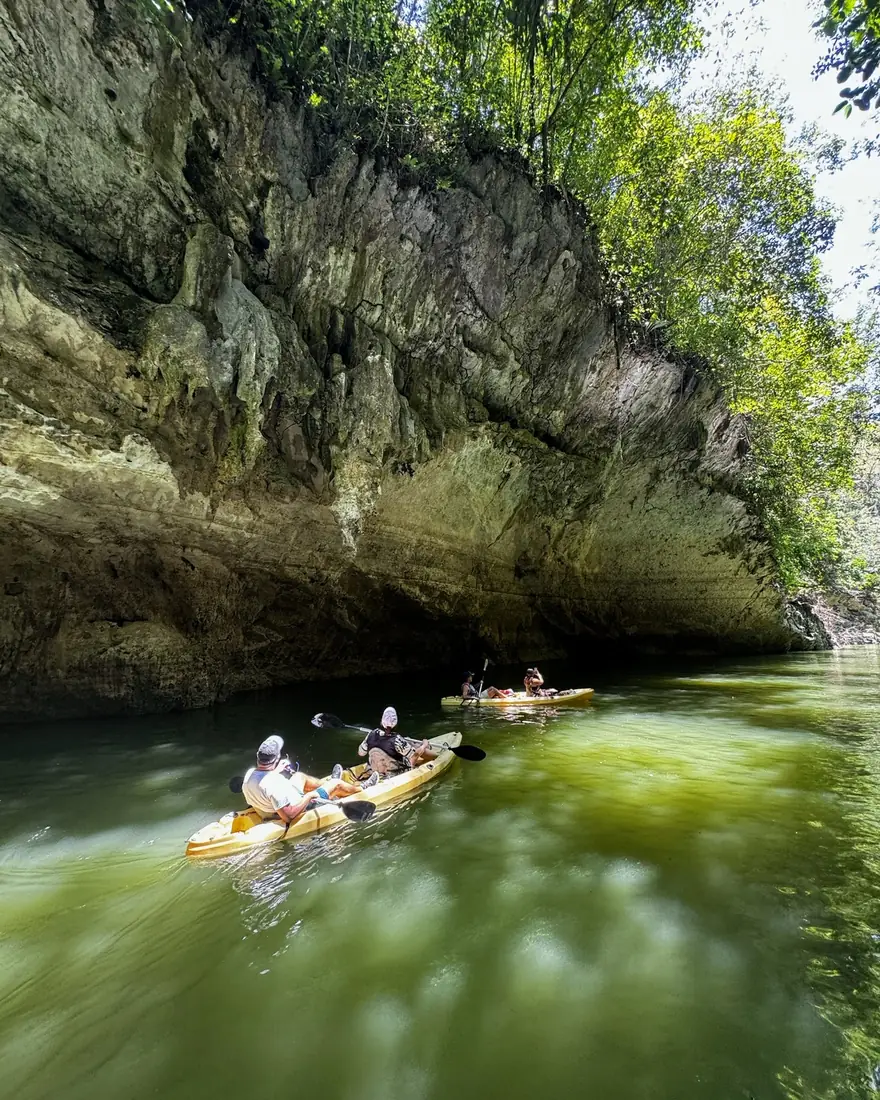 Dos kayaks bajo la pared de roca del cañón del Río Tigre