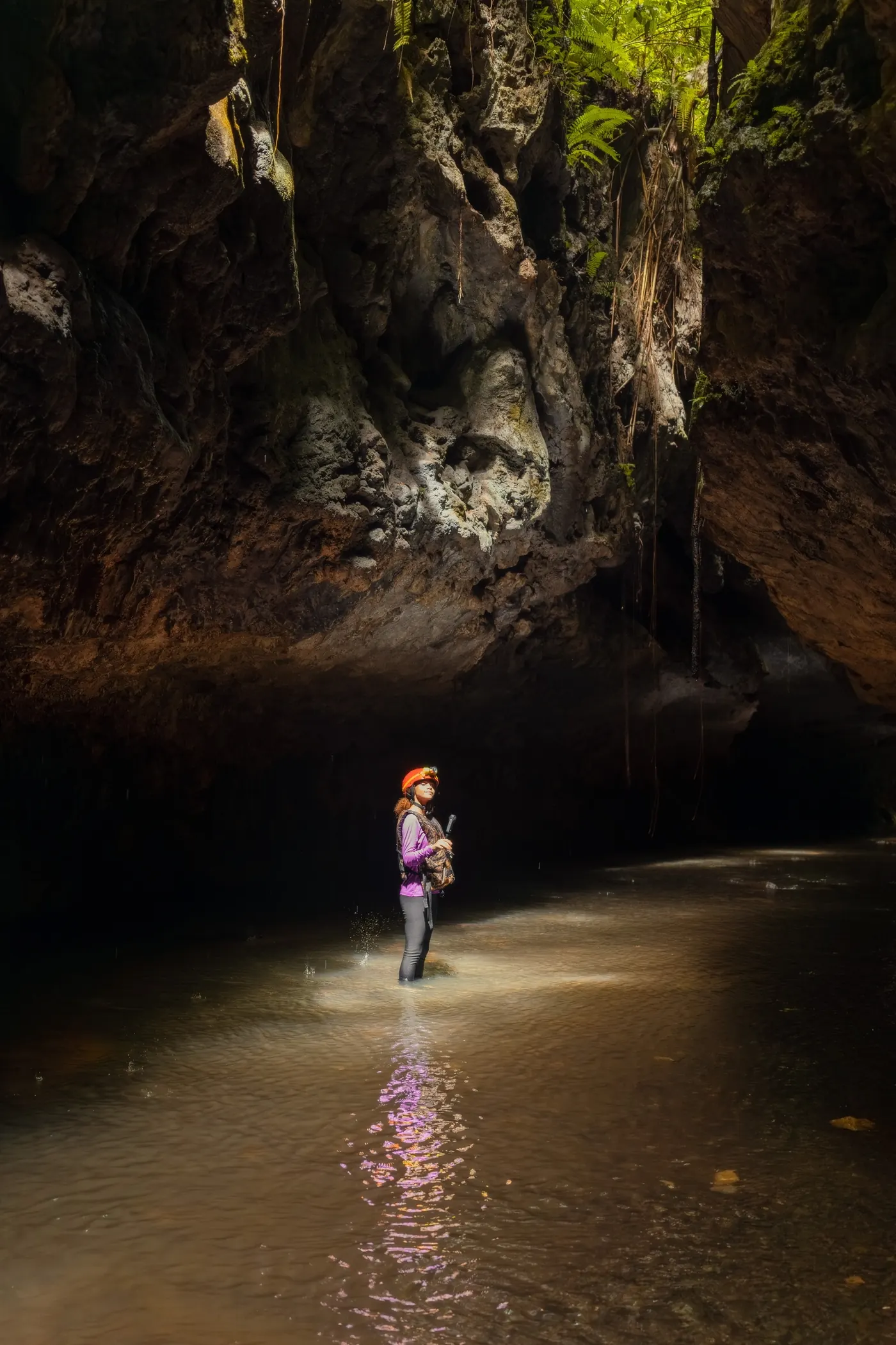 Interior de la Cueva de Bayano, formaciones de piedra caliza sobre el río subterráneo