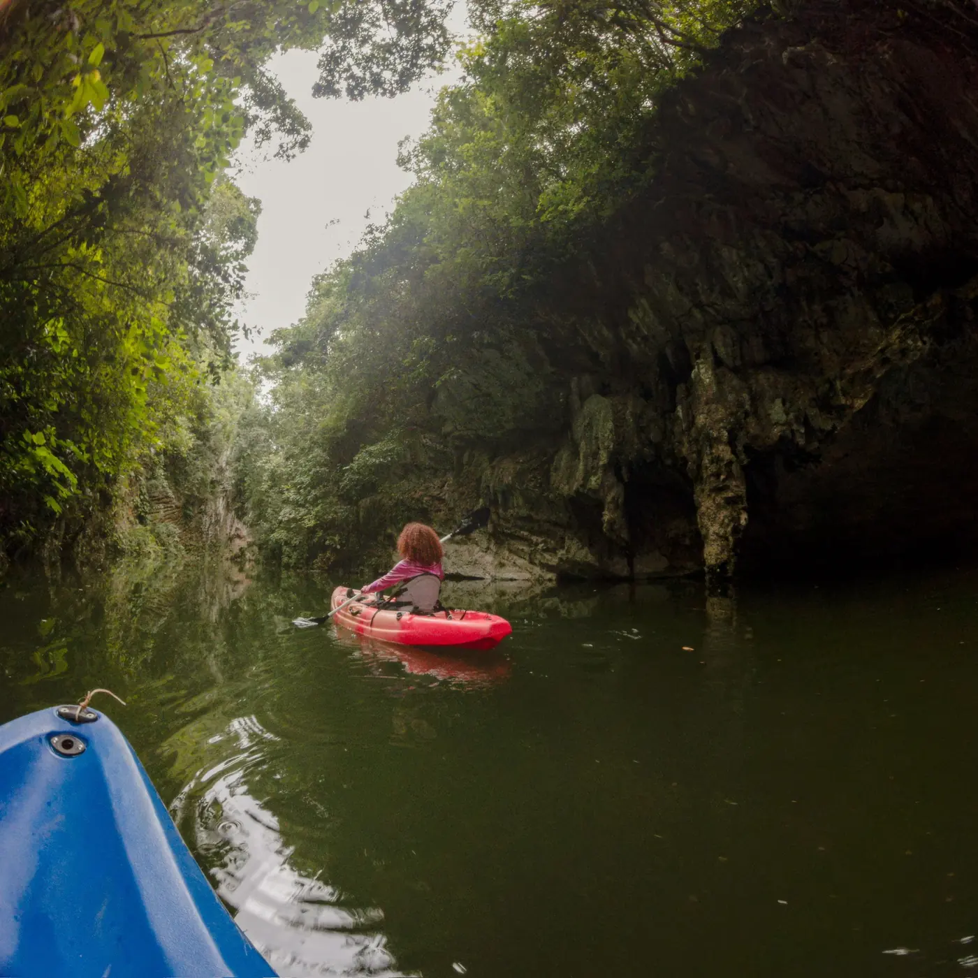 Dos kayaks avanzando por el cañón del Río Tigre
