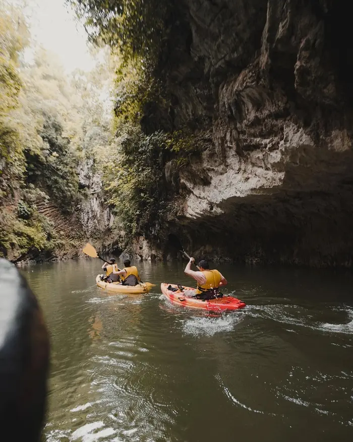 Kayaks entrando a la boca de la cueva