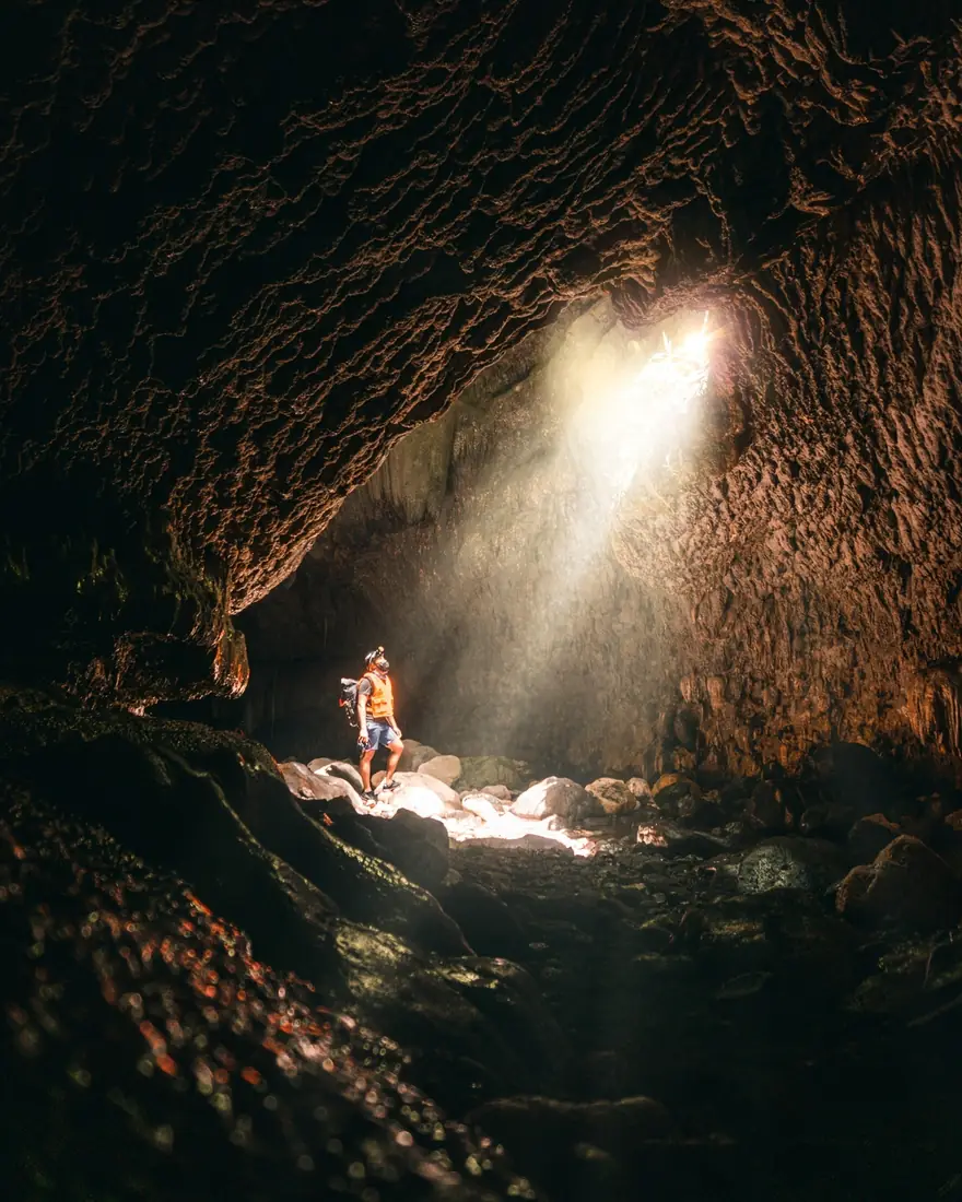 Un rayo de sol entra por el techo de la cueva