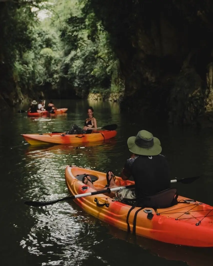 Kayaks en fila por el cañón del Río Tigre