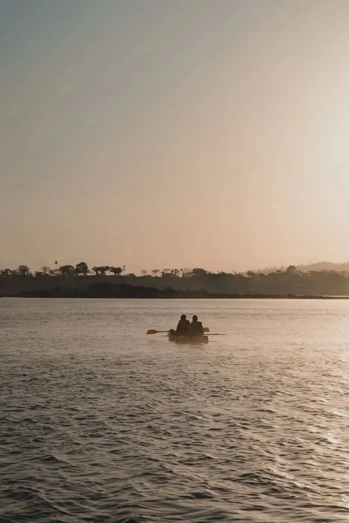 Kayak al amanecer sobre el Lago Bayano