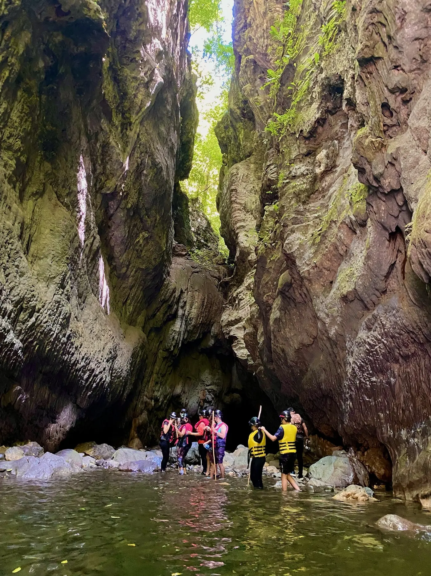 Un grupo grande entrando a la boca de la cueva